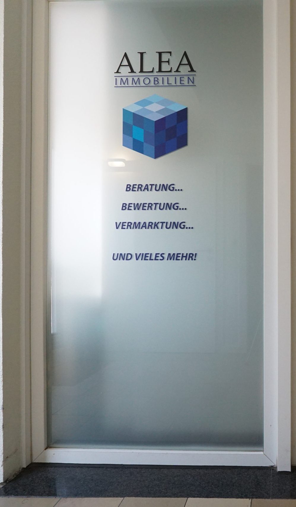 Hochwertige Fotografie einer von uns betreuten Immobilie, die potenziellen Käufern oder Mietern einen detaillierten Eindruck der angebotenen Räumlichkeiten und Architektur vermittelt.